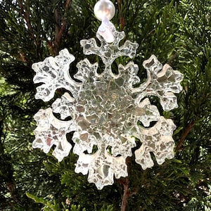 Handcrafted Resin Snowflake Christmas Ornament - Epoxy Resin Art Gift - Elegant Crystal Look with White Ribbon and Pearl Accent 2026